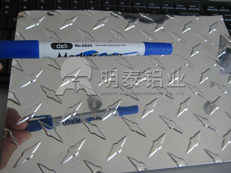 3003-H22花纹铝板_工具箱用指针型花纹铝板多少钱一吨？